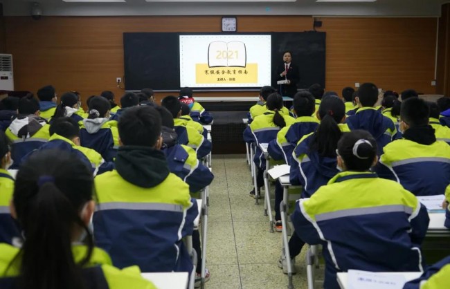 张倩,员额法官付熠玮受邀走进郑州市五十七中学和兴华中学为七年级